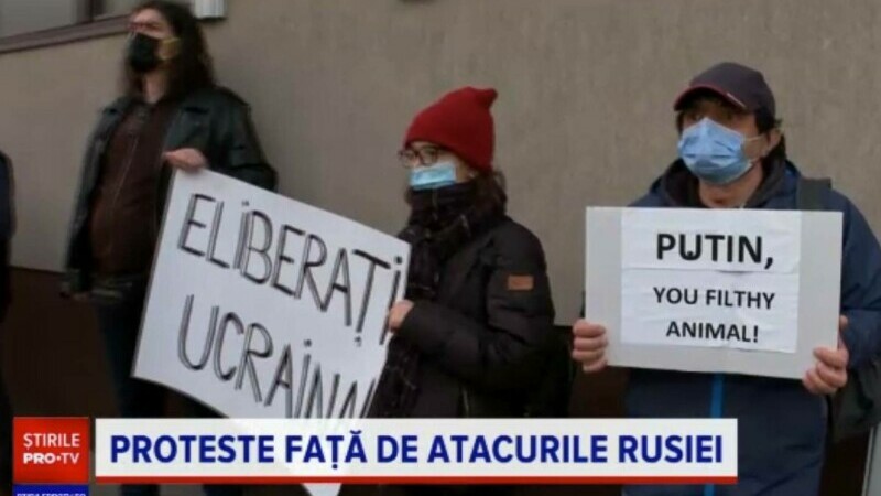 Proteste în mai multe orașe din țară față de invazia Rusiei în Ucraina. Ce aveau manifestanții în mâini