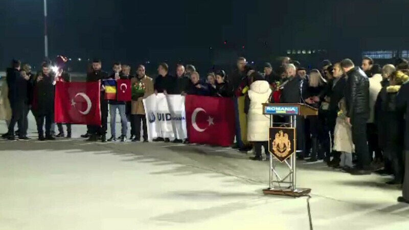 Salvatorii români, primiți cu aplauze și îmbrățișări de comunitatea turcă din România. S-au întors de la intervenții