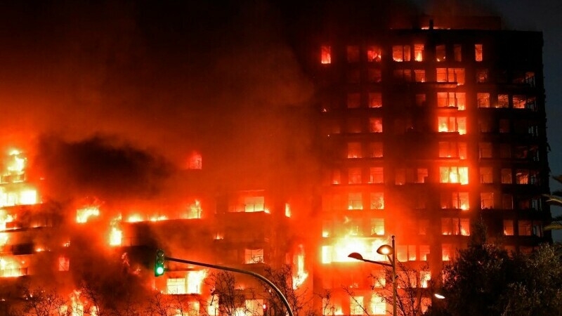 Incendiu de proporții. Un bloc de 14 etaje a fost înghițit de flăcări, în Valencia. 450 de oameni trăiesc în clădire