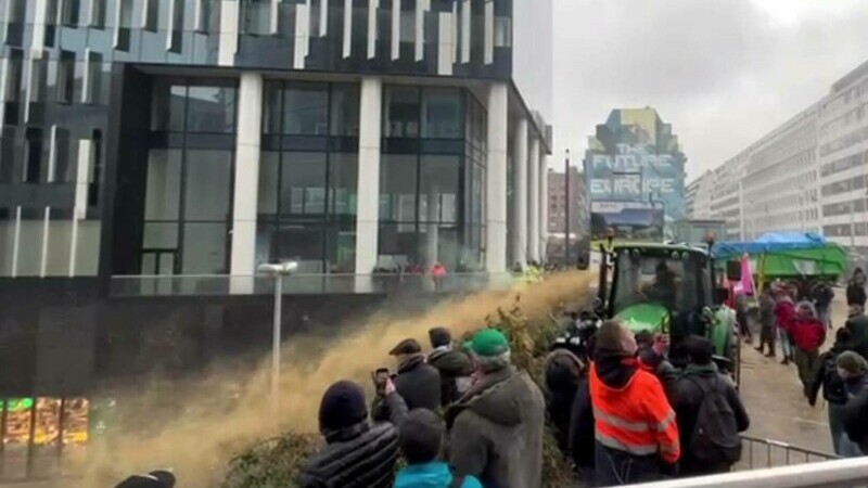 Protest masiv al fermierilor, din nou la sediul UE. Anvelope incendiate și cisterne cu dejecții