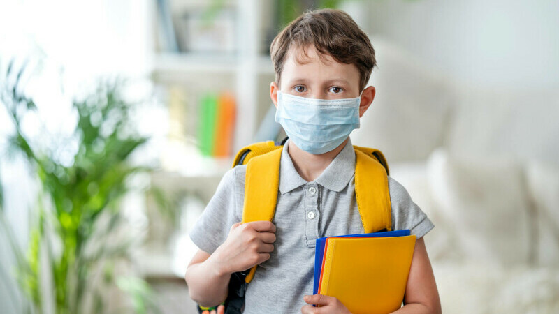 elev cu masca de protectie