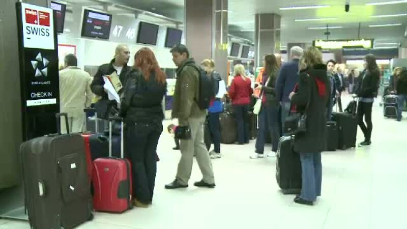 oameni la aeroport