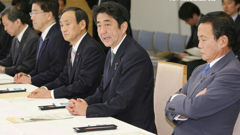 Premierul Japoniei, Shinzo Abe (al 2-lea din dreapta)