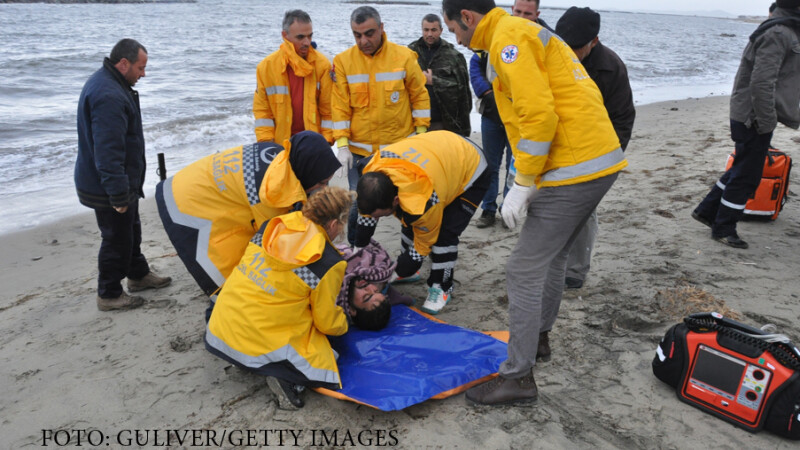refugiati aruncati de valuri pe plajele Turciei