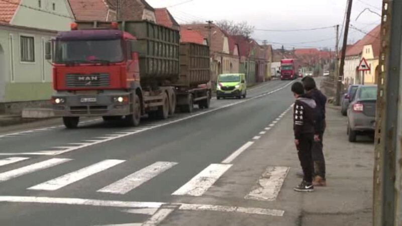 copii care traverseaza intr-un oras din judetul Sibiu