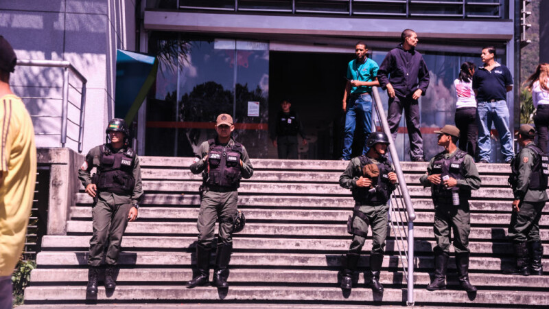 politisti pazind un magazin din venezuela