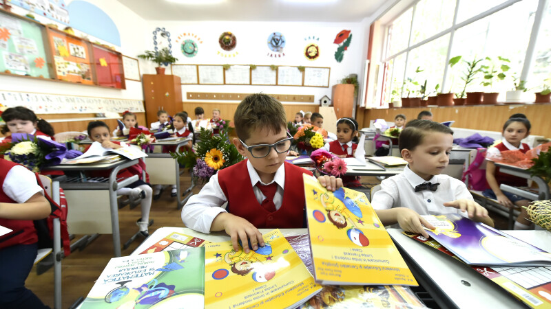 Mai multi copii din clasa 1C a Scolii Gimnaziale 'Aurel Vlaicu' din Fetesti, judetul Ialomita