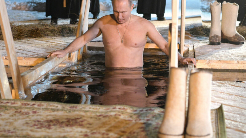 Vladimir Putin a intrat în apa îngheţată, de Boboteaza pe stil vechi
