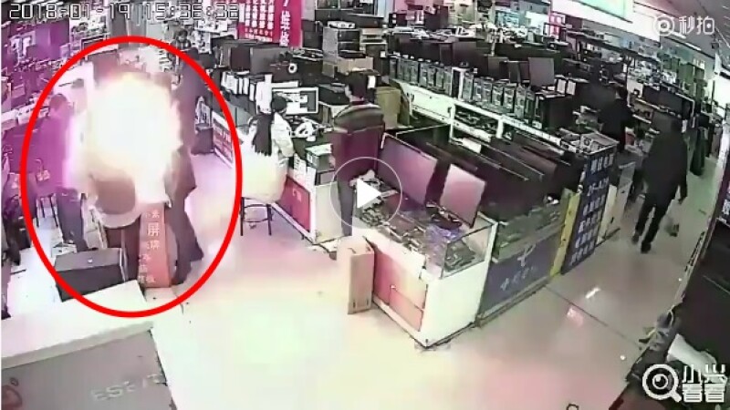 Explozie într-un magazin de telefoane, după ce un bărbat a muşcat dintr-o baterie