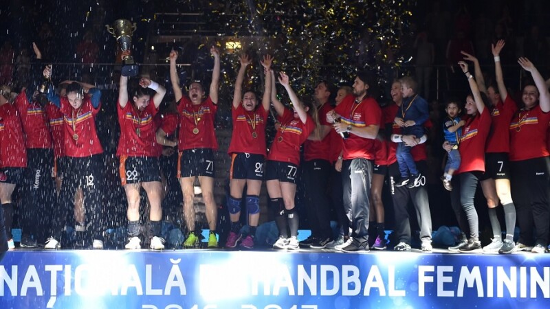 CSM Bucuresti a primit trofeul pentru castigarea titlului de campioana in editia 2016-2017 a Ligii Nationale de handbal feminin, la finalul meciului cu CSM Bistrita