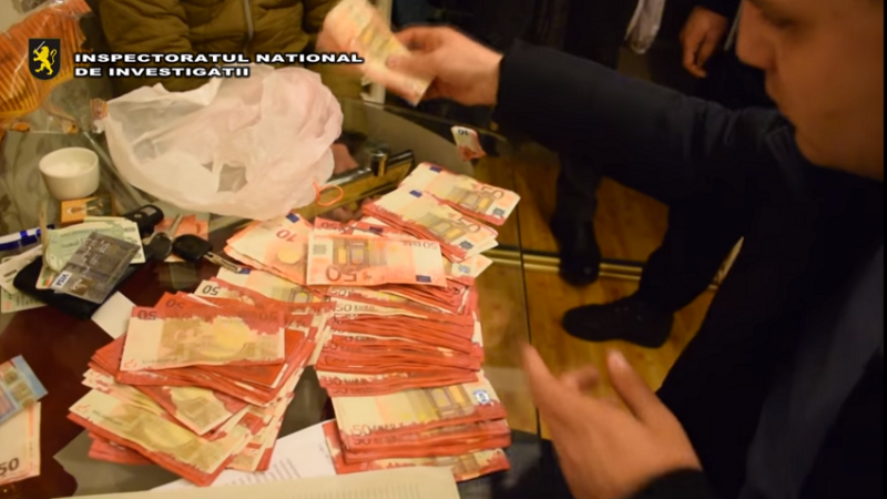 Moldoveni arestaţi în timp ce spălau mii de euro în casă