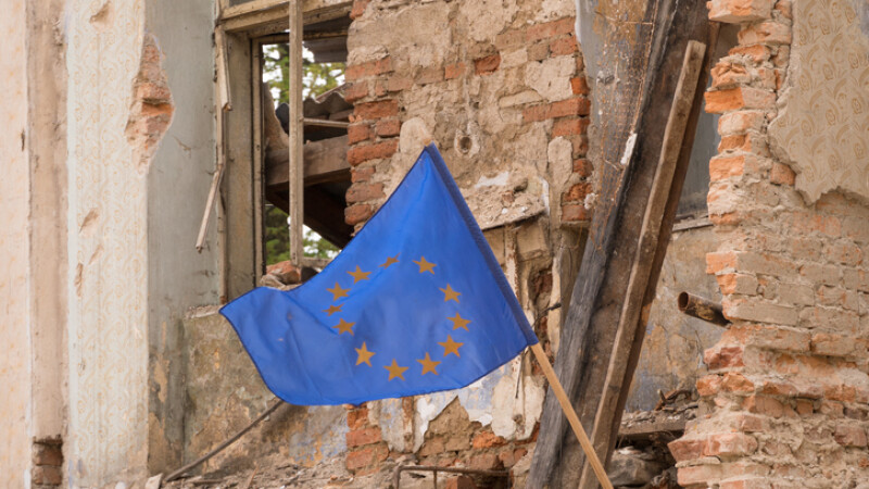 steagul UE pe o cladire in ruina