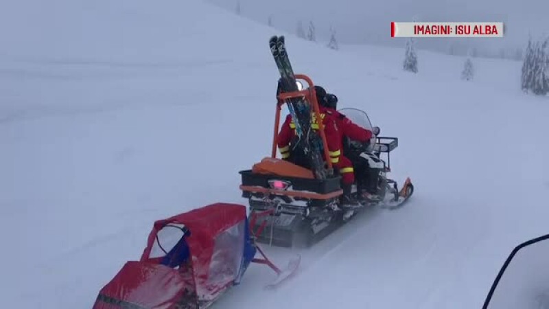 Tânăr salvat cu snowmobilul, după ce s-a accidentat grav la schi în munţii Şureanu