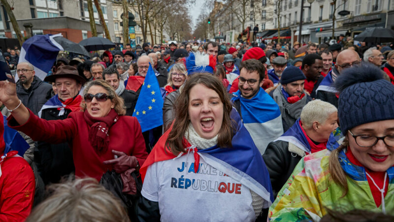 Protest al fularelor rosii la Paris