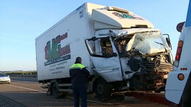Tragedie românească în Spania: 1 mort și 8 răniți, după ce un camion le-a spulberat mașina