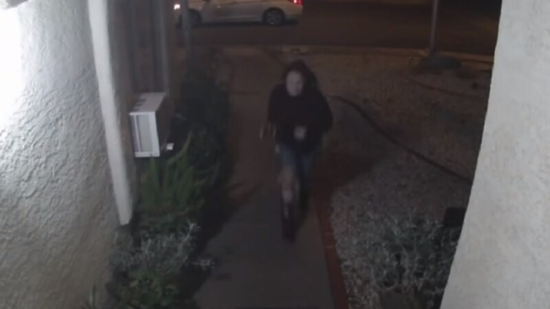 Momentul în care o tânără e bătută și răpită de pe stradă, filmat de camere