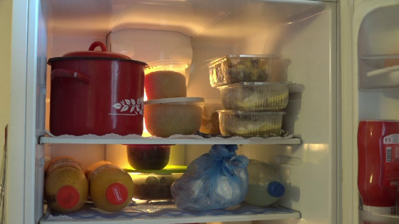 Câte tone de alimente aruncă românii la gunoi de Sărbători.