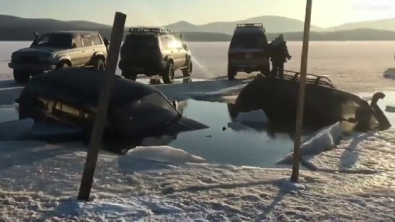 Mașini scufundate în Rusia, după ce șoferii le-au parcat pe gheață