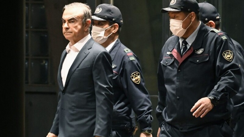 Carlos Ghosn escortat de politie