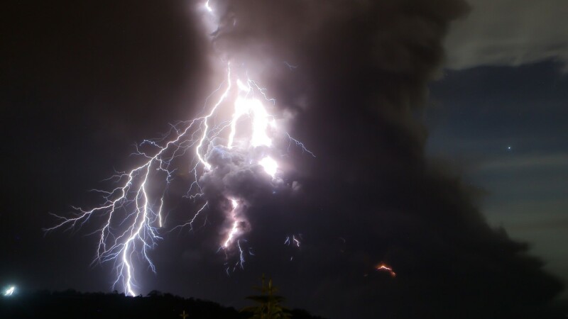 Imagini surprinzătoare. Fulgere și nori de cenușă ies din vulcanul Taal din Filipine