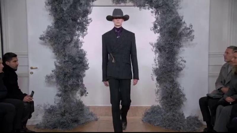 Givenchy și-a prezentat colecţia de toamnă, la Săptămâna modei de la Paris