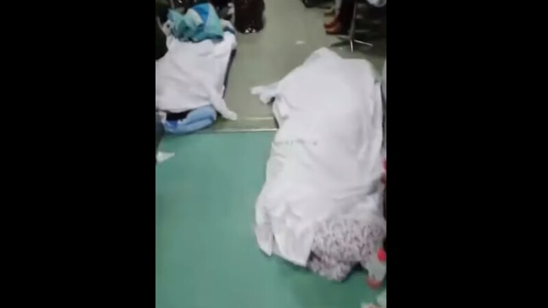 Cadavre pe holul unui spital din China
