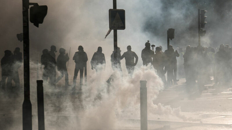 Jandarmii francezi renunţă la grenadele lacrimogene explozive care au lăsat protestatari infirmi