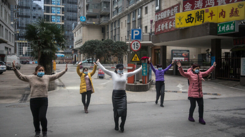 Locuitori din Wuhan, epicentrul epidemiei din China, încearcă să-și continue activitățile zilnice