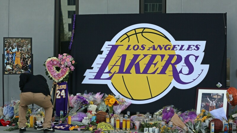 Altar în memoria lui Kobe Bryant, la sediul echipei Los Angeles Lakers
