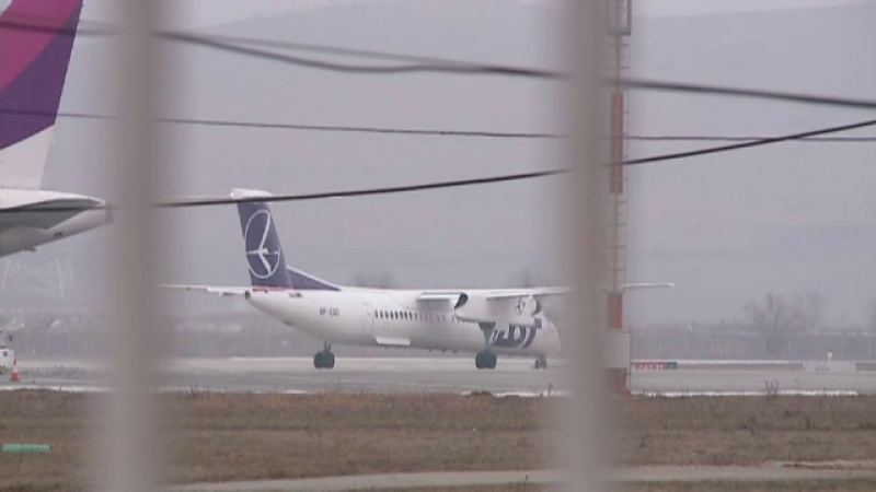 Reacțiile pasagerilor ținuți 2 ore în avion, după ce o stewardesă a fost băgată în carantină, la Cluj