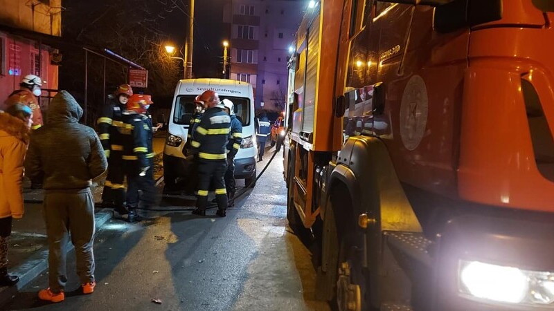 O femeie a murit și 46 de persoane au fost evacuate după ce un bloc din Baia Mare a fost cuprins de flăcări