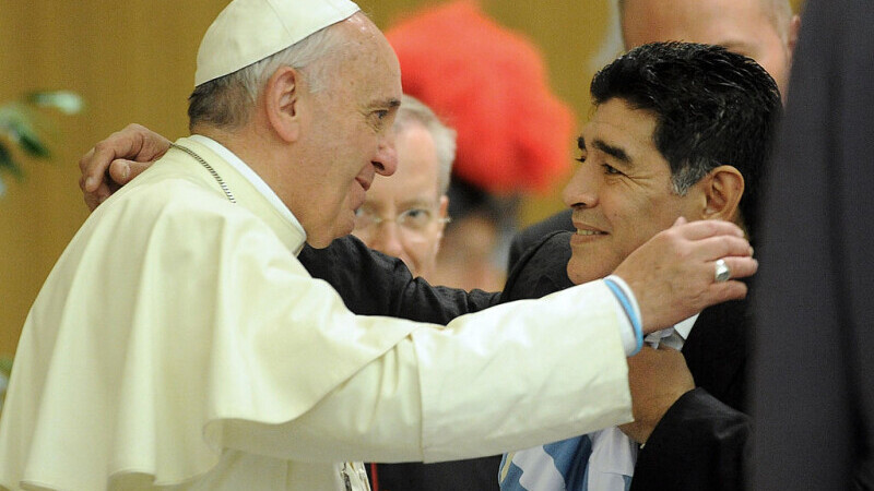 Papa Francisc a spus despre Maradona că a fost ”un poet” pe terenul de fotbal, dar și ”un om foarte fragil” în afara acestuia.