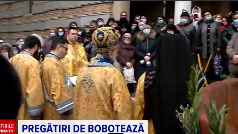În procesiunea de Bobotează de la Constanța, ÎPS Teodosie a sfințit peste 50 de tone de apă