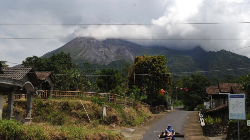 Vulcanul Merapi a erupt în Indonezia. Se află în 