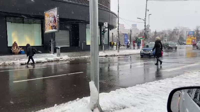 Ninsoarea a făcut din nou probleme în București. Tramvai deraiat și sute de blocuri fără apă caldă și căldură