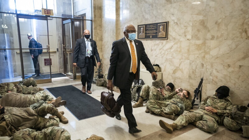 Membri ai Congresului trec printre soldaţii ce păzesc Capitoliul