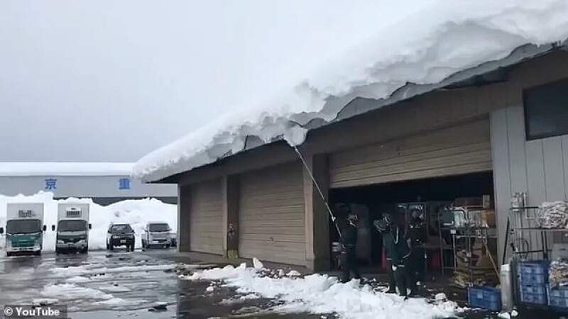Un bărbat din Japonia a provocat o avalanșă când și-a curățat acoperișul. Imagini virale