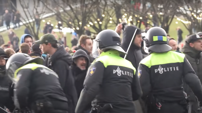 Peste 100 de persoane, arestate în urma unor proteste violente anti-Covid în Amsterdam. VIDEO