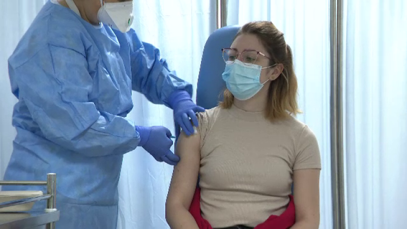 Românii vaccinați scapă de carantină la sosirea în țară și dacă intră în contact cu persoane infectate