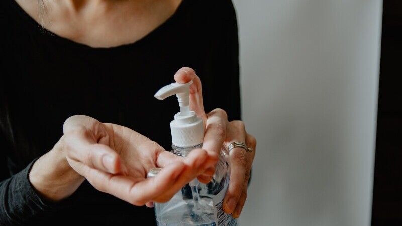 (P) Cum alegi cel mai eficient dezinfectant pentru mâini? Criterii de care să ții cont