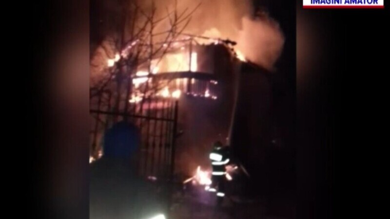 Incendiu la Cluj, din cauza unui coș de fum. Pompierii au reușit să-i oprească extinderea