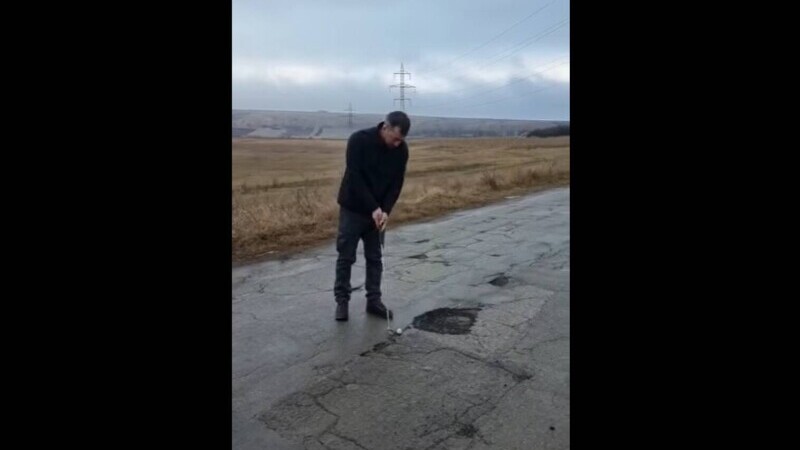 Vasluienii au început să joace golf pe un drum din județ, în semn de protest față de gropile din asfalt