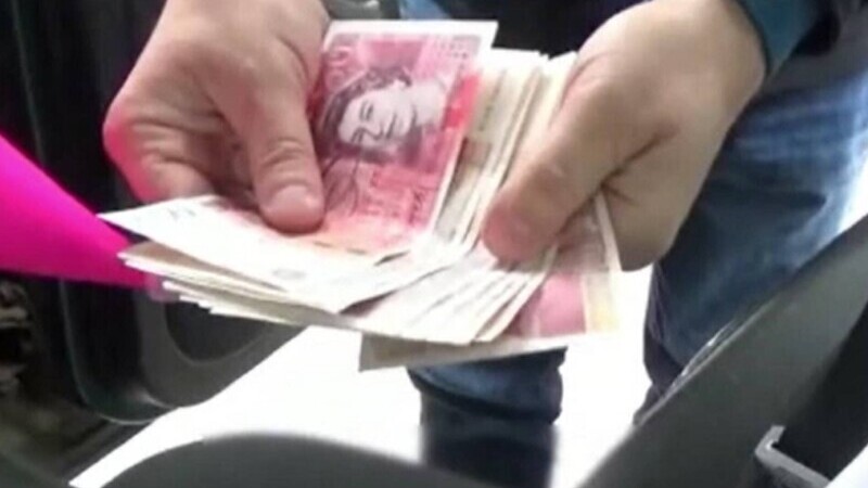 Un tânăr din Olt a șantajat un adolescent de 15 ani și l-a făcut să-i dea peste 18.000 de lire sterline