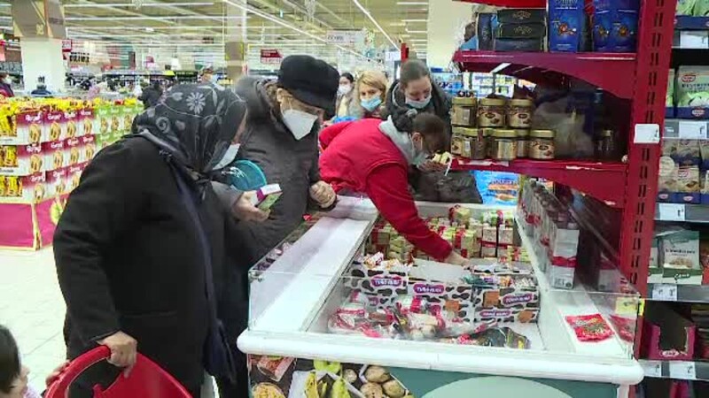 Românii sunt tot mai interesați de produsele reduse în prag de expirare din magazine