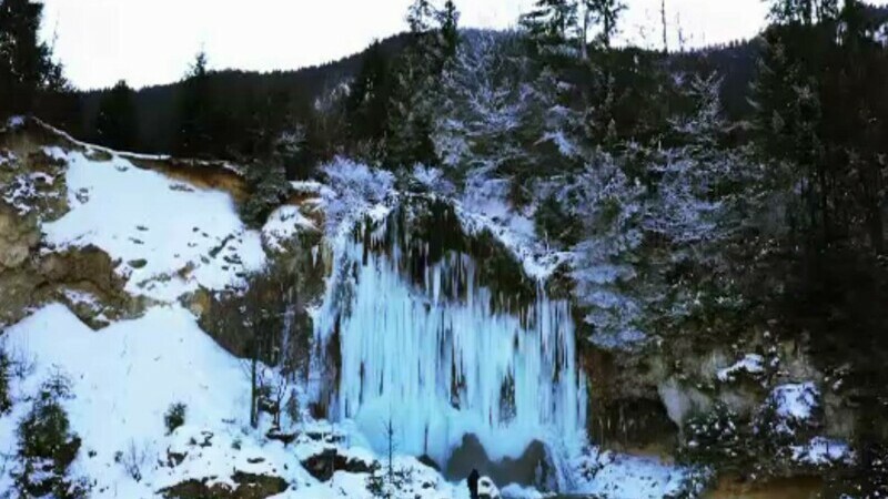 A fost atât de frig că au înghețat cascadele, cu peisaje care-ți taie răsuflarea. Regatul de gheață de la poalele Munților Gu