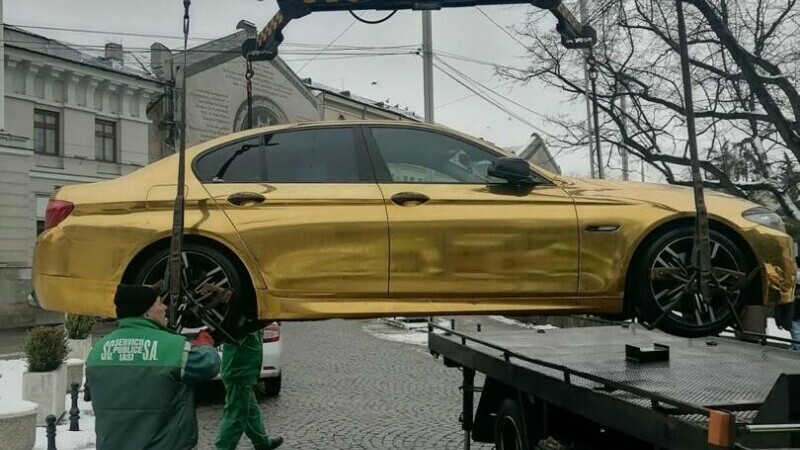 BMW ”de aur” parcat neregulamentar, ridicat de polițiștii locali din Iași