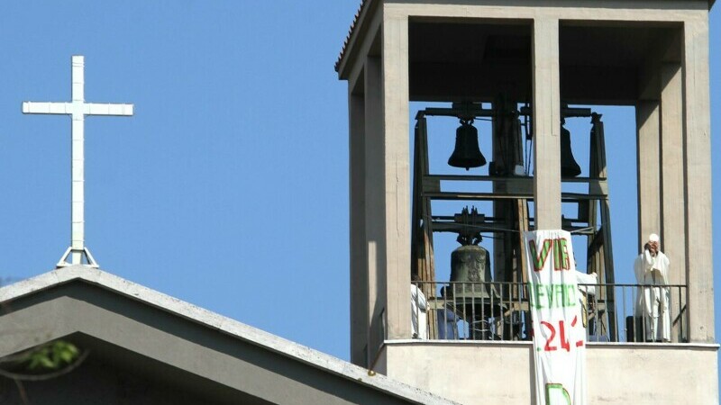 Un preot italian a fost amendat pentru că trăgea clopotele de 200 de ori pe zi