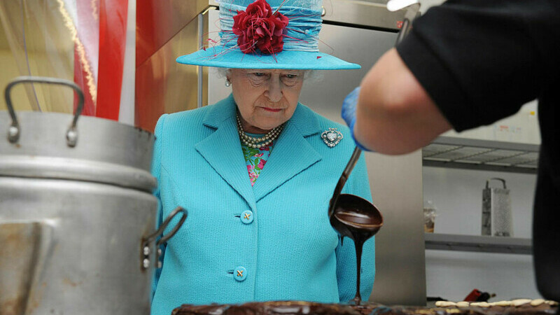 Regina Elizabeth a II-a și-a lansat propriile mărci de ketchup și sos brun. Cât costă o sticlă