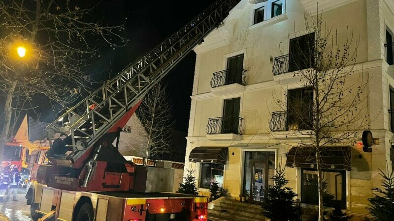 Un hotel din Râșnov a luat foc. Oaspeții au fost evacuați