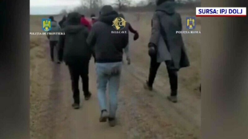 Rețea de traficanți româno-bulgară, anihilată de polițiști. Treceau oameni cu bărcile pe Dunăre
